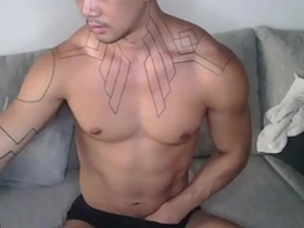 Asian guy shows off his athletic skills on Chaturbate